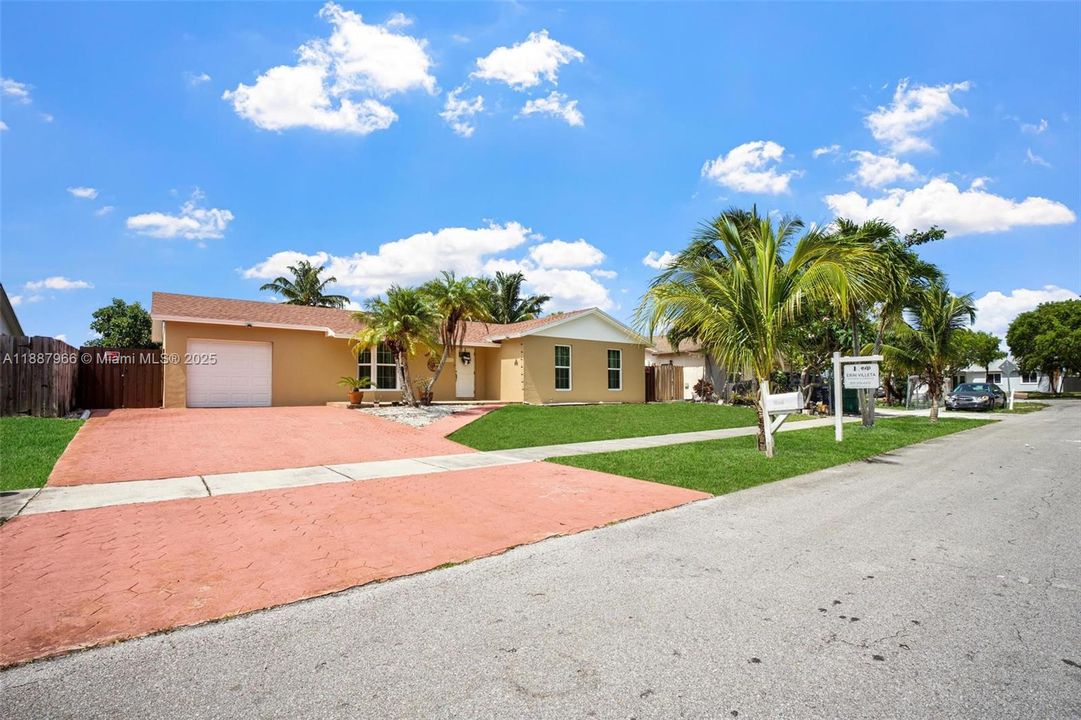 For Sale: $597,000 (3 beds, 3 baths, 1724 Square Feet)
