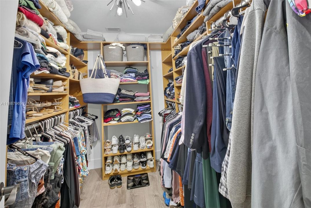 合同活跃: $520,000 (3 贝兹, 2 浴室, 1584 平方英尺)