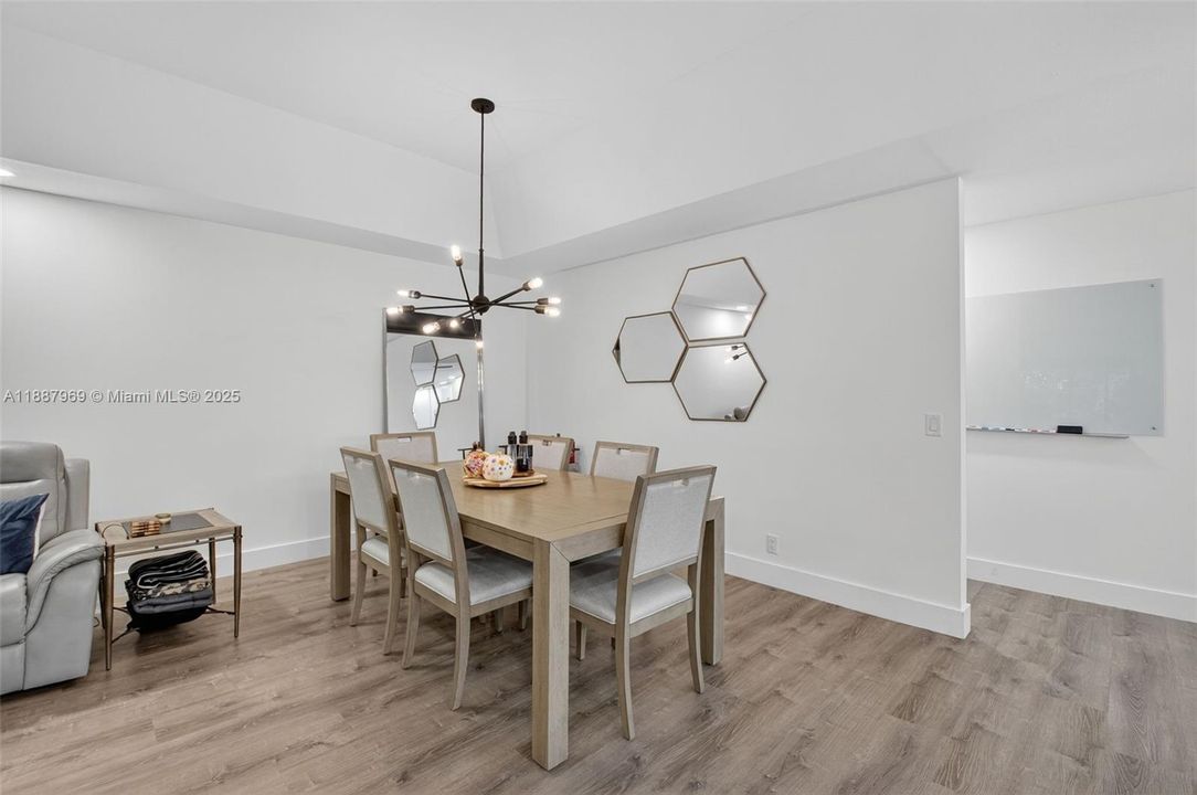 合同活跃: $520,000 (3 贝兹, 2 浴室, 1584 平方英尺)