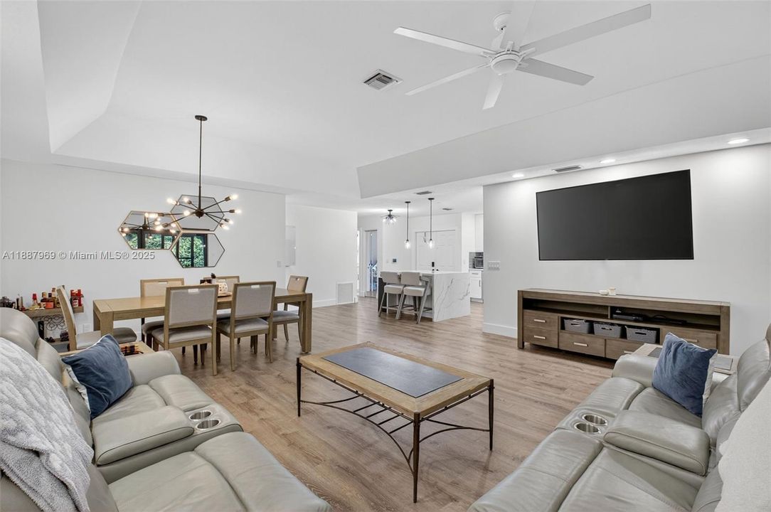 合同活跃: $520,000 (3 贝兹, 2 浴室, 1584 平方英尺)