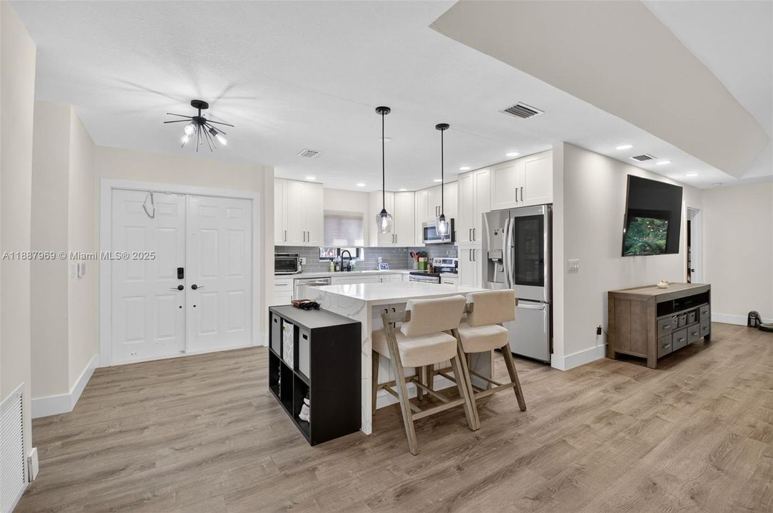 合同活跃: $520,000 (3 贝兹, 2 浴室, 1584 平方英尺)