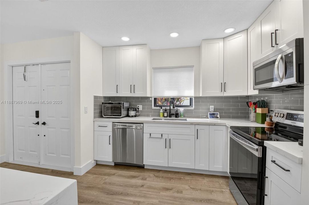 合同活跃: $520,000 (3 贝兹, 2 浴室, 1584 平方英尺)