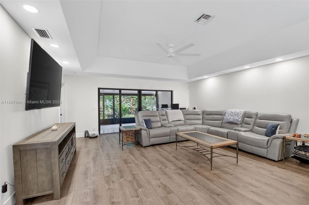 合同活跃: $520,000 (3 贝兹, 2 浴室, 1584 平方英尺)