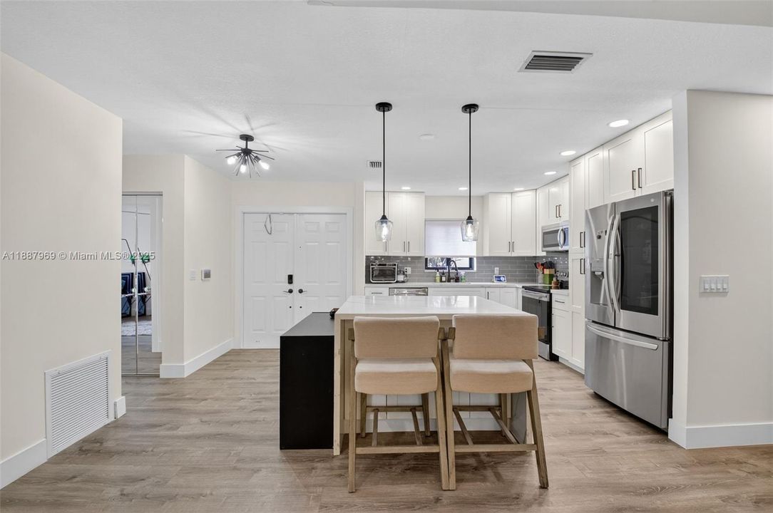 合同活跃: $520,000 (3 贝兹, 2 浴室, 1584 平方英尺)