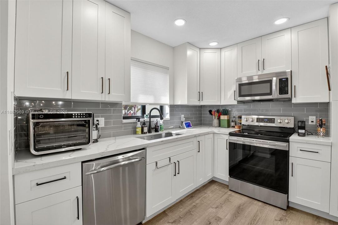 合同活跃: $520,000 (3 贝兹, 2 浴室, 1584 平方英尺)