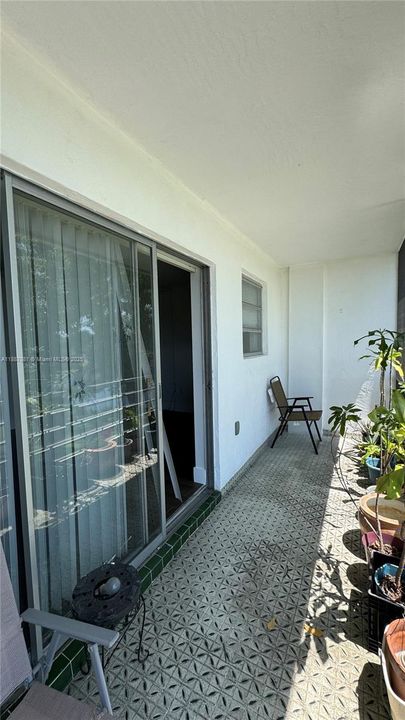 For Sale: $130,000 (1 beds, 1 baths, 691 Square Feet)