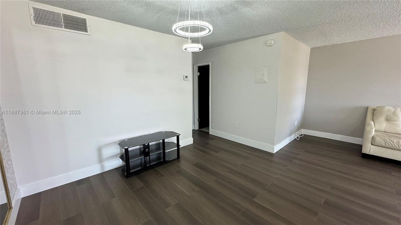For Sale: $130,000 (1 beds, 1 baths, 691 Square Feet)