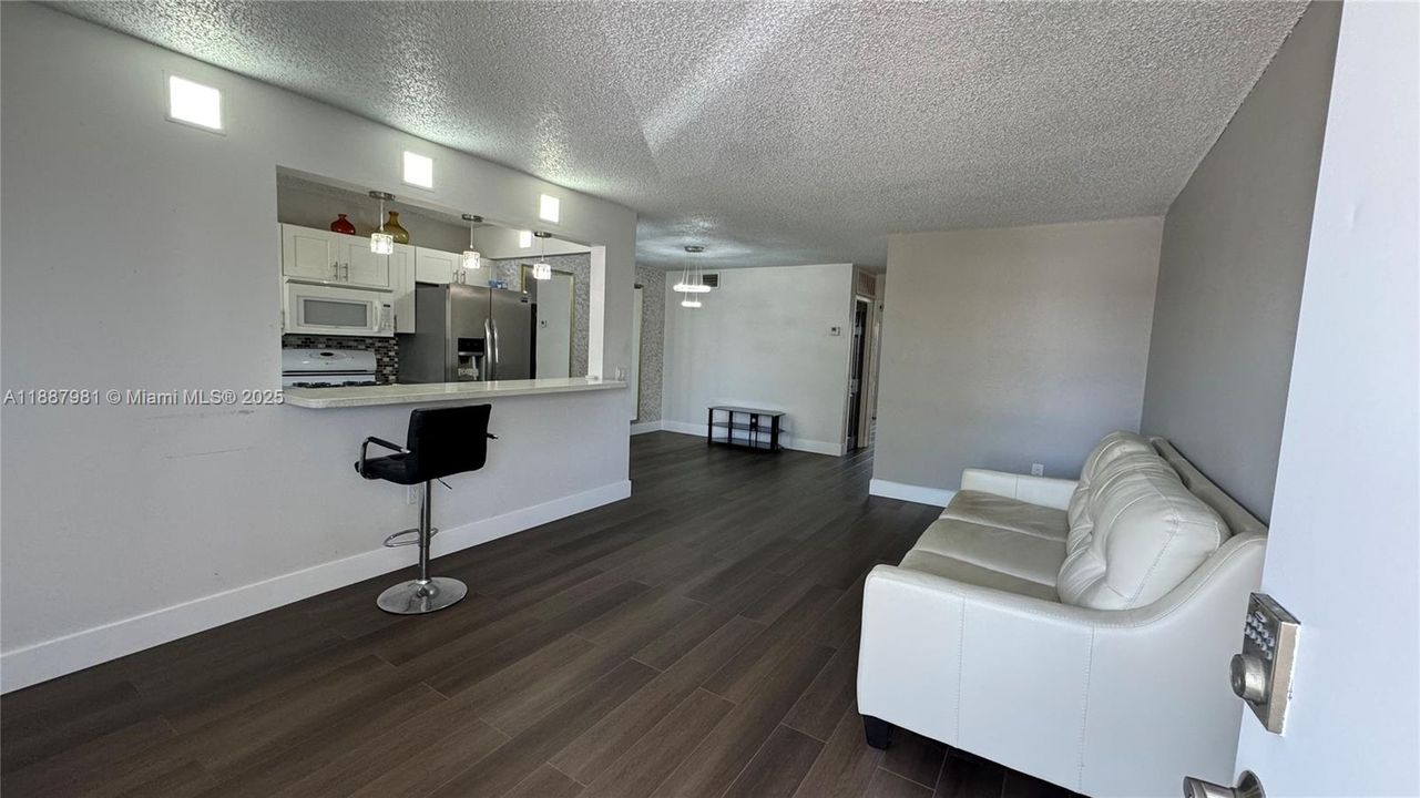 For Sale: $130,000 (1 beds, 1 baths, 691 Square Feet)