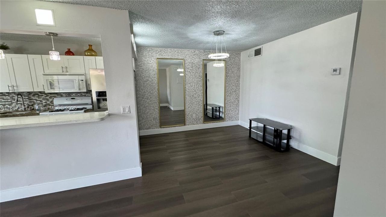 For Sale: $130,000 (1 beds, 1 baths, 691 Square Feet)