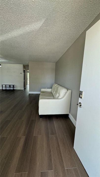For Sale: $130,000 (1 beds, 1 baths, 691 Square Feet)