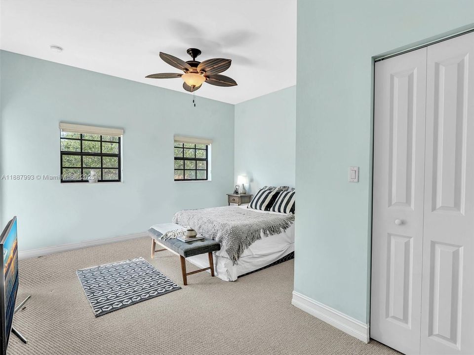 出租: $6,300 (4 贝兹, 3 浴室, 2800 平方英尺)