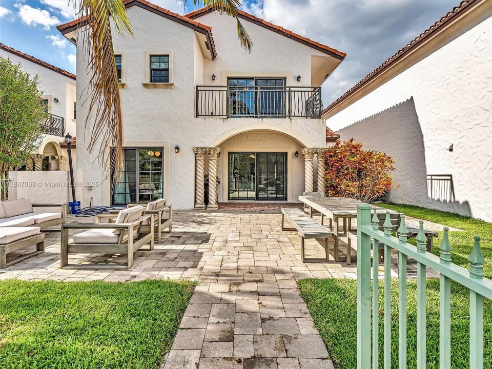 出租: $6,300 (4 贝兹, 3 浴室, 2800 平方英尺)