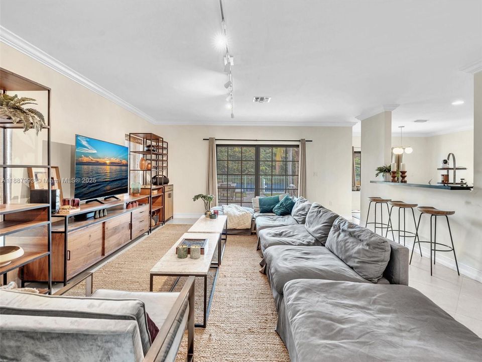 出租: $6,300 (4 贝兹, 3 浴室, 2800 平方英尺)