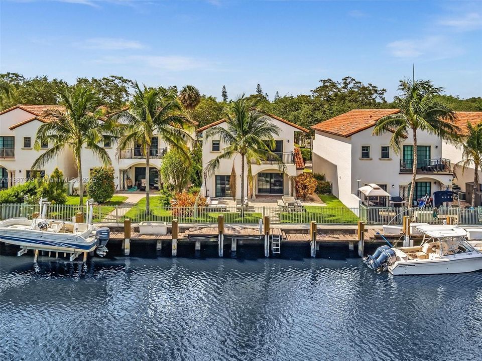 出租: $6,300 (4 贝兹, 3 浴室, 2800 平方英尺)