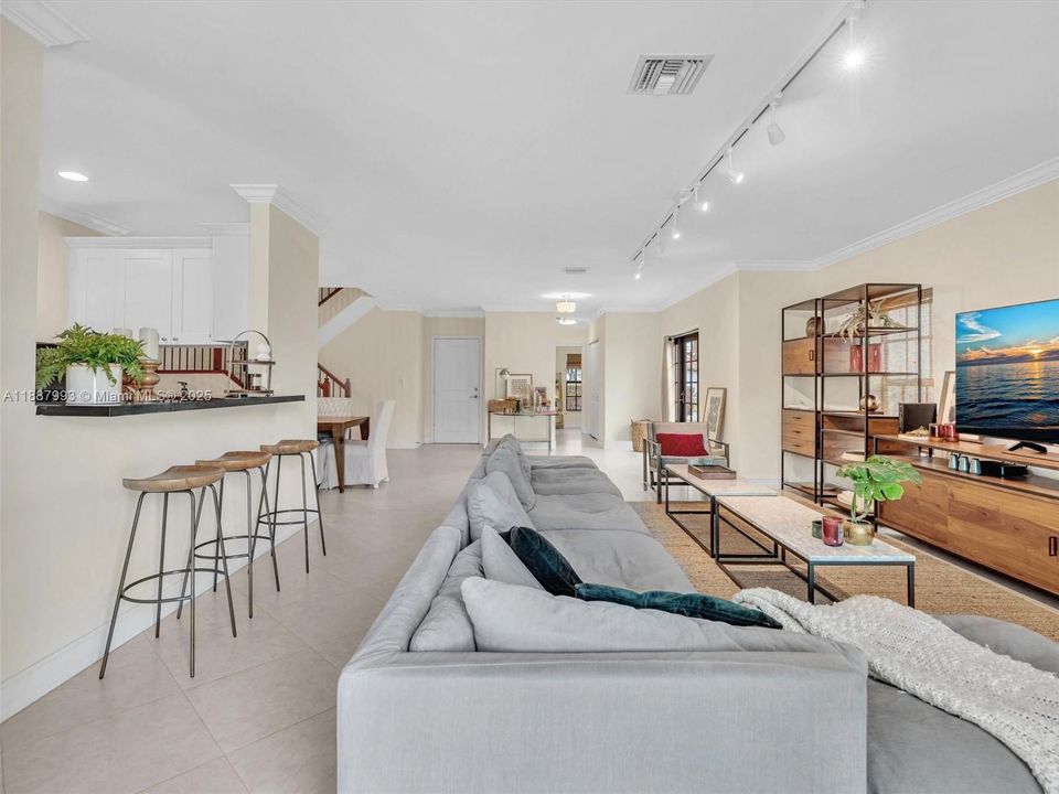 出租: $6,300 (4 贝兹, 3 浴室, 2800 平方英尺)