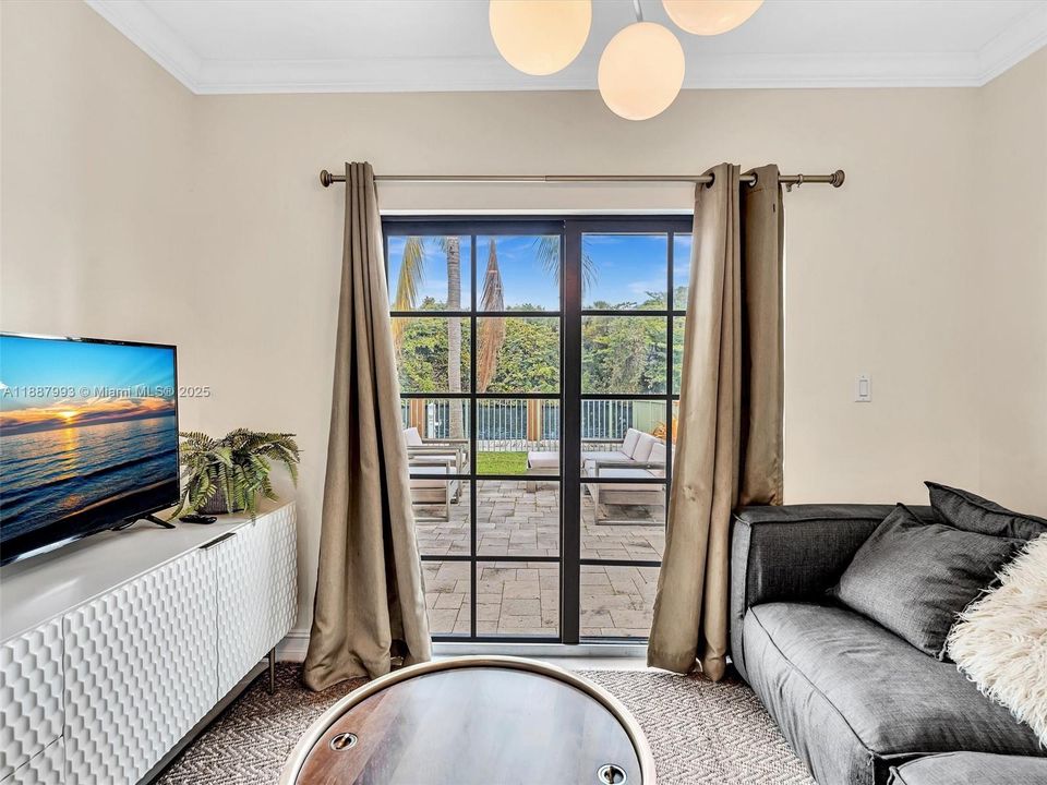 出租: $6,300 (4 贝兹, 3 浴室, 2800 平方英尺)