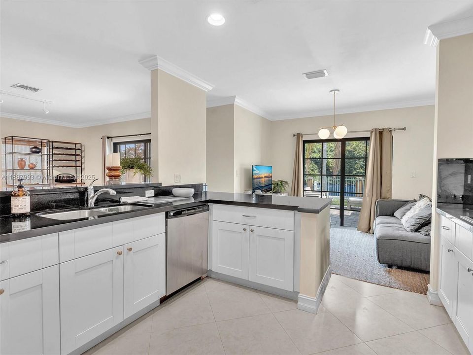 出租: $6,300 (4 贝兹, 3 浴室, 2800 平方英尺)