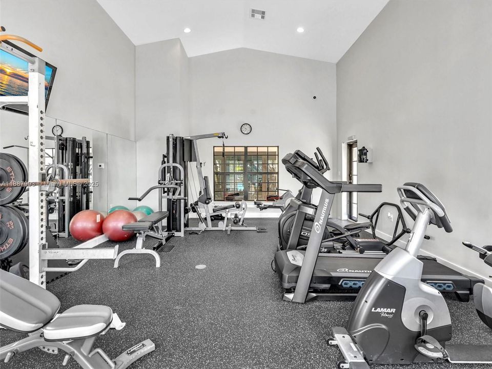 出租: $6,300 (4 贝兹, 3 浴室, 2800 平方英尺)