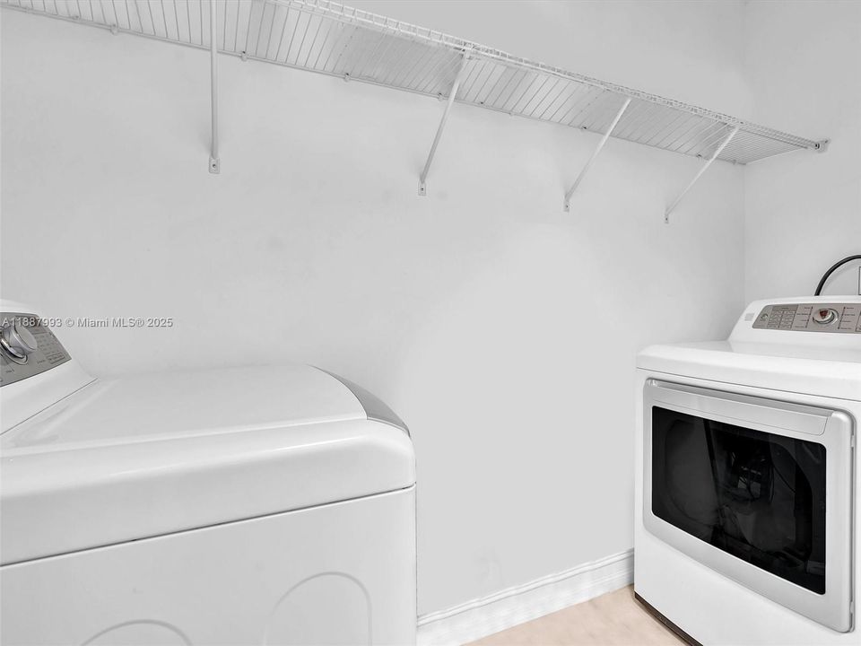 出租: $6,300 (4 贝兹, 3 浴室, 2800 平方英尺)