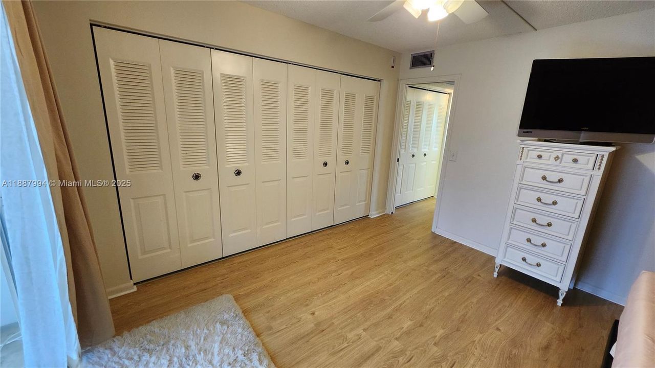 待售: $109,900 (1 贝兹, 1 浴室, 700 平方英尺)