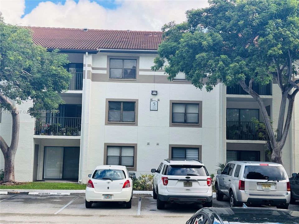 合同活跃: $259,999 (2 贝兹, 2 浴室, 1060 平方英尺)