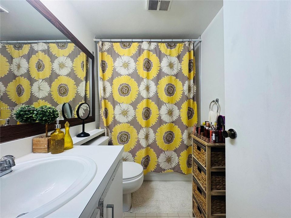 合同活跃: $259,999 (2 贝兹, 2 浴室, 1060 平方英尺)