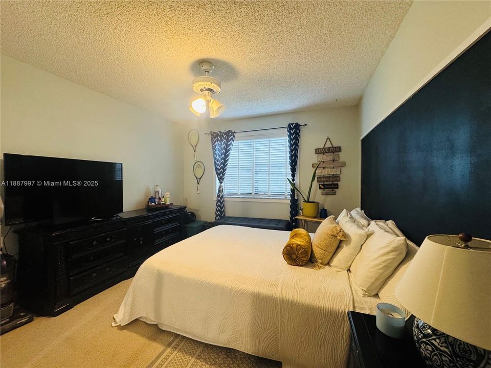 合同活跃: $259,999 (2 贝兹, 2 浴室, 1060 平方英尺)