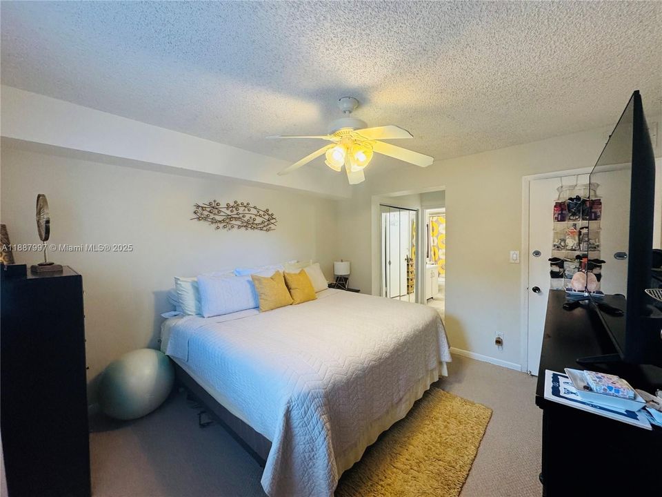 合同活跃: $259,999 (2 贝兹, 2 浴室, 1060 平方英尺)