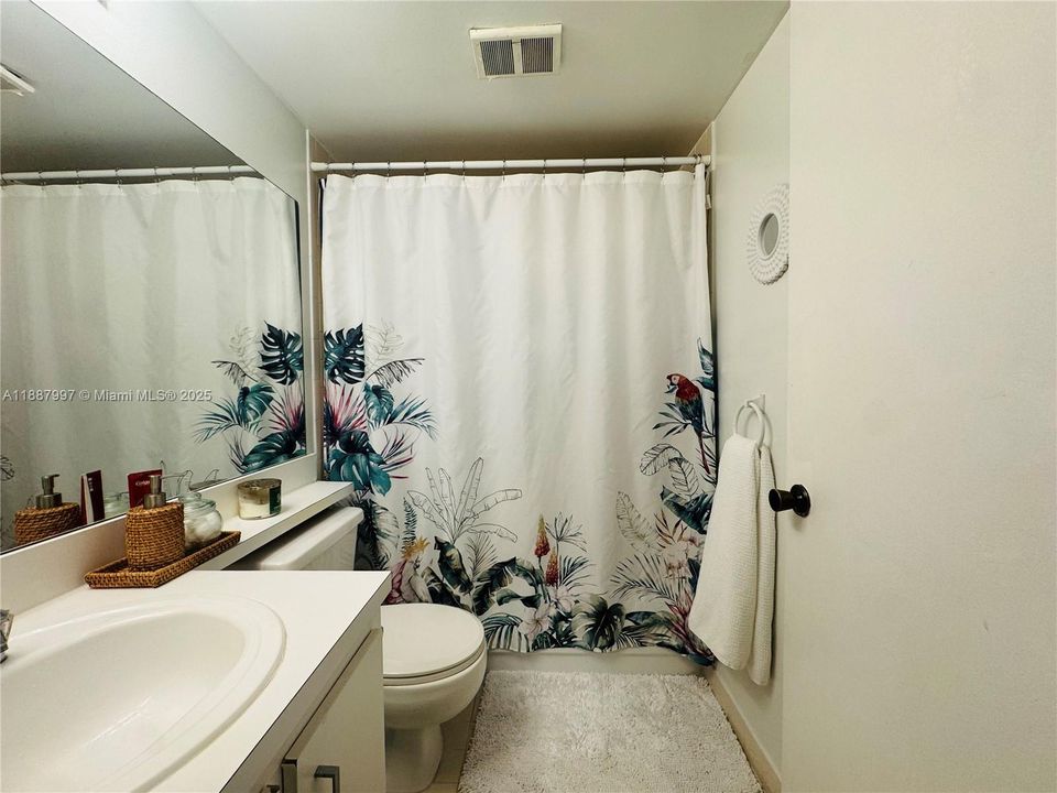 合同活跃: $259,999 (2 贝兹, 2 浴室, 1060 平方英尺)