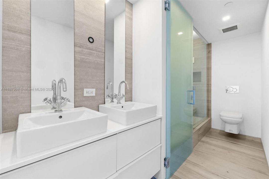 На продажу: $1,250,000 (2 спален, 2 ванн, 1121 Квадратных фут)