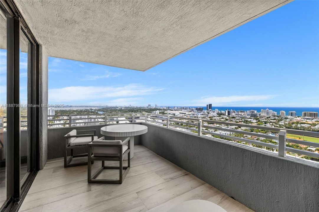 На продажу: $1,250,000 (2 спален, 2 ванн, 1121 Квадратных фут)