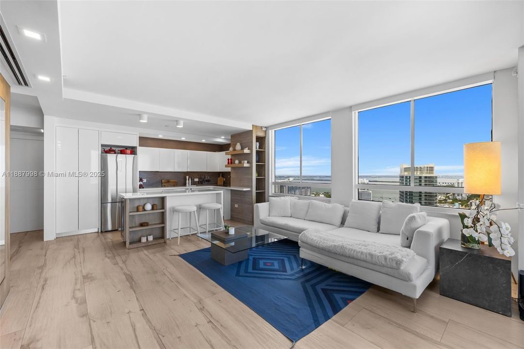 На продажу: $1,250,000 (2 спален, 2 ванн, 1121 Квадратных фут)