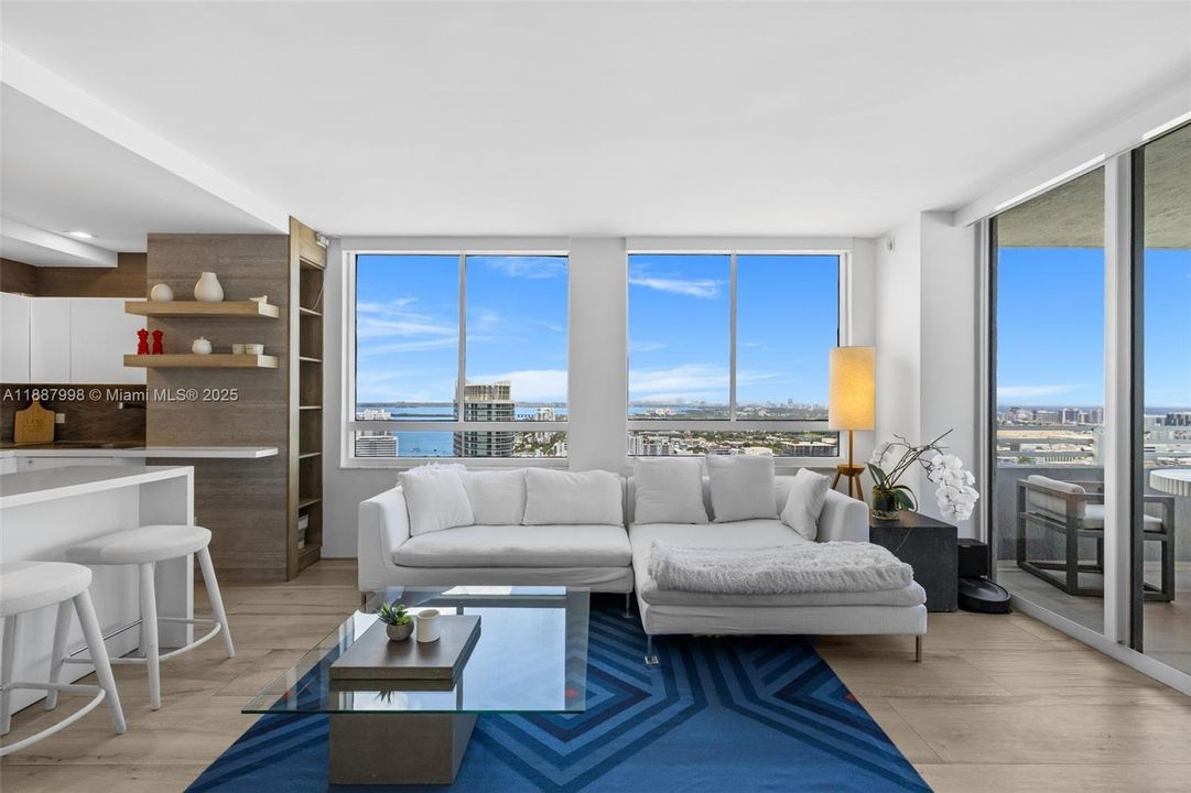 На продажу: $1,250,000 (2 спален, 2 ванн, 1121 Квадратных фут)