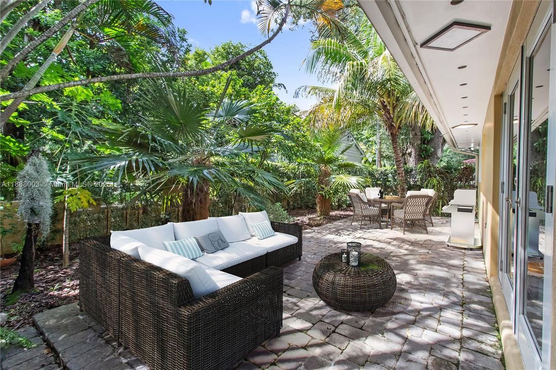 Vendido Recientemente: $1,449,000 (3 camas, 2 baños, 1626 Pies cuadrados)