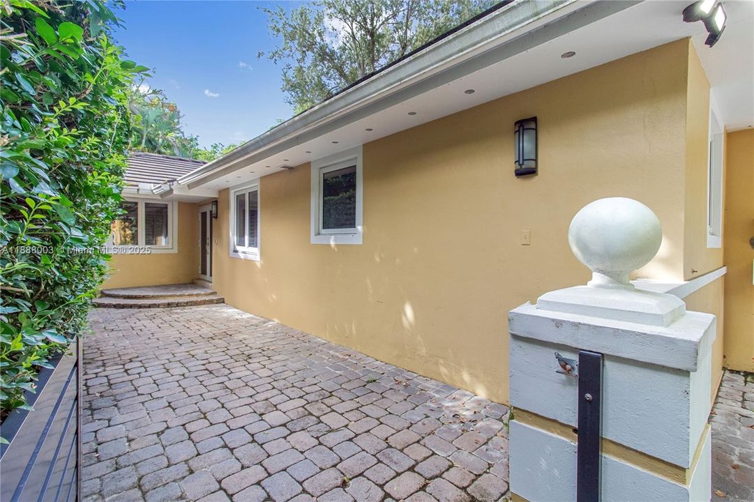 Vendido Recientemente: $1,449,000 (3 camas, 2 baños, 1626 Pies cuadrados)