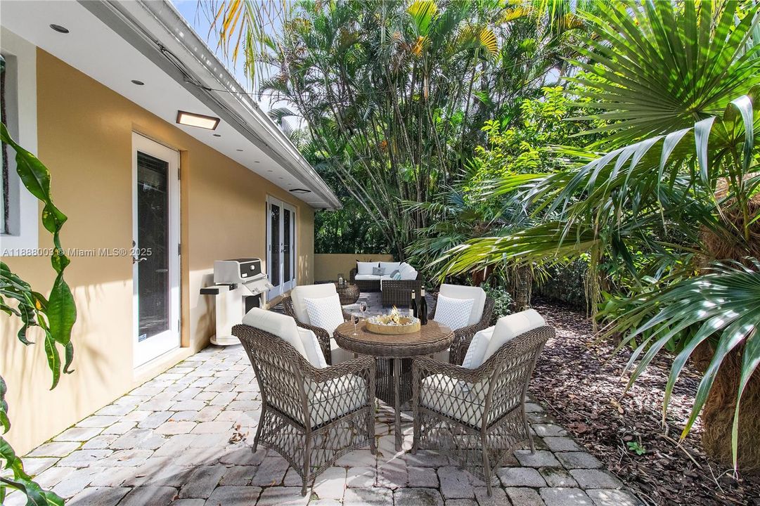 Vendido Recientemente: $1,449,000 (3 camas, 2 baños, 1626 Pies cuadrados)