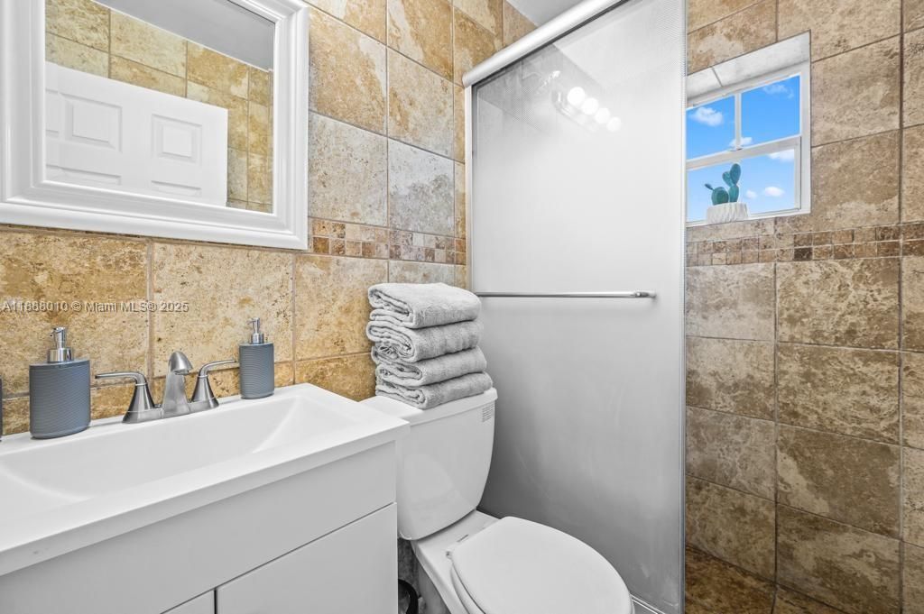 合同活跃: $495,000 (0 贝兹, 0 浴室, 1009 平方英尺)