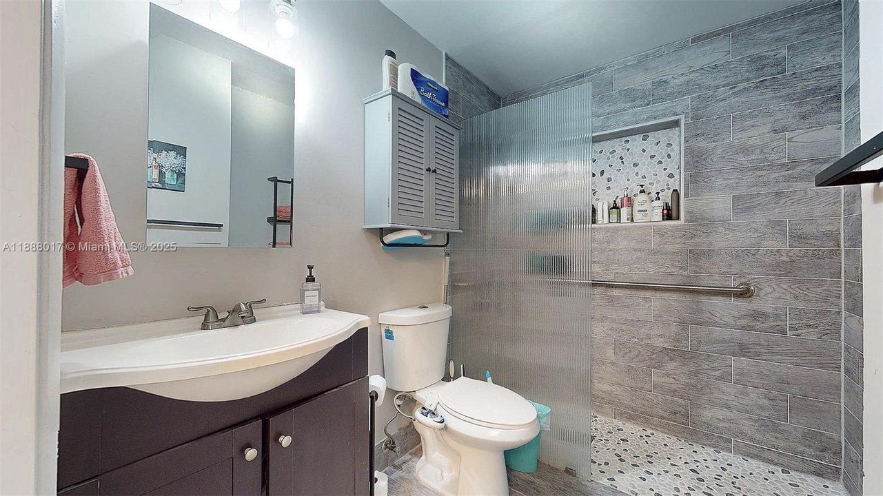 GROUND LEVEL MASTER BATHROOM