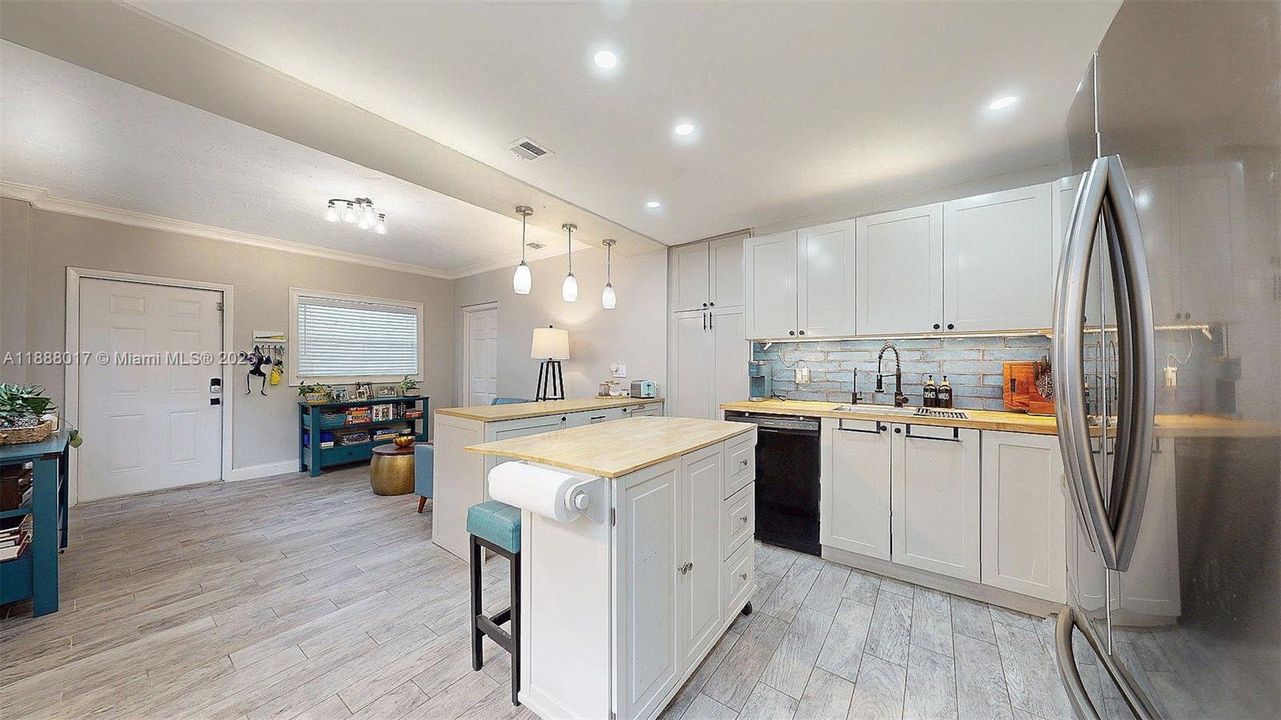 For Sale: $995,000 (3 beds, 2 baths, 2548 Square Feet)