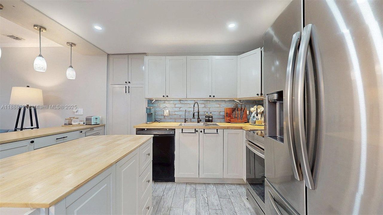 For Sale: $995,000 (3 beds, 2 baths, 2548 Square Feet)