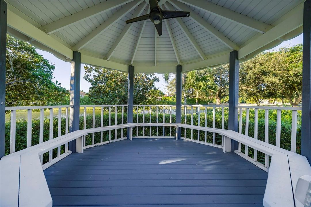 合同活跃: $1,474,000 (4 贝兹, 3 浴室, 3560 平方英尺)