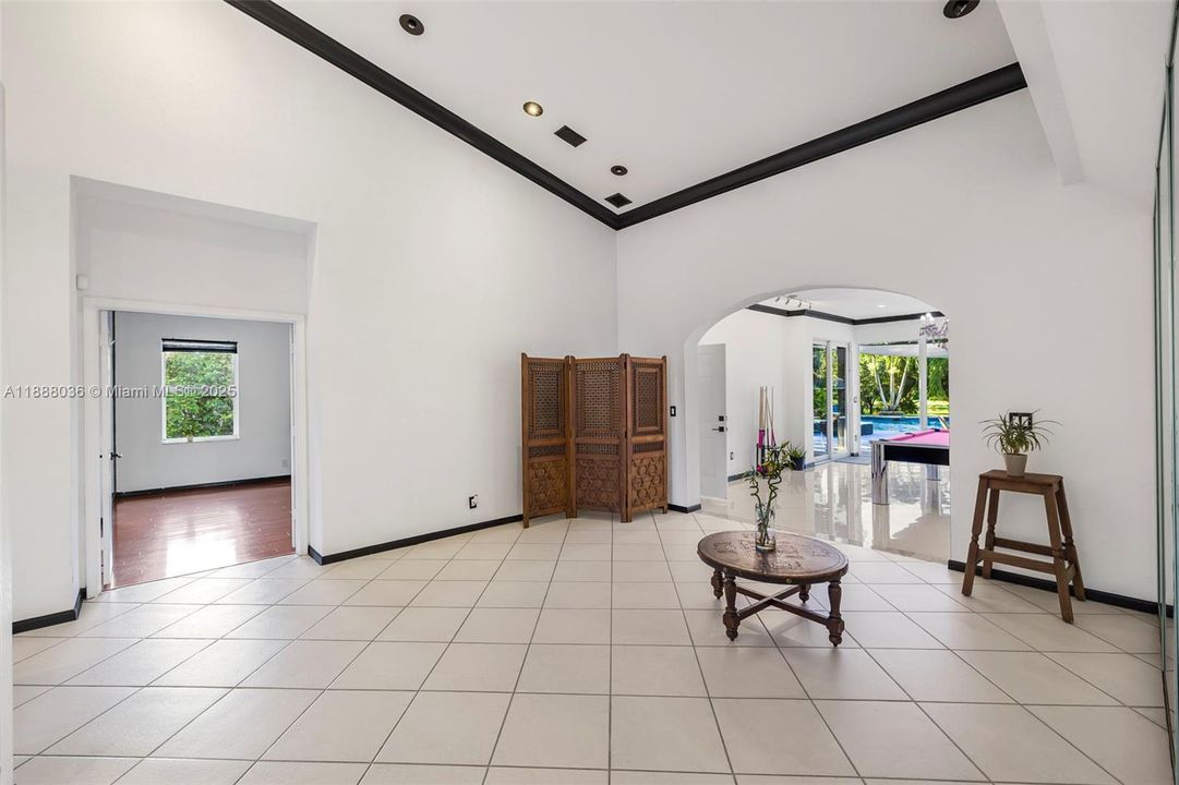 合同活跃: $1,474,000 (4 贝兹, 3 浴室, 3560 平方英尺)