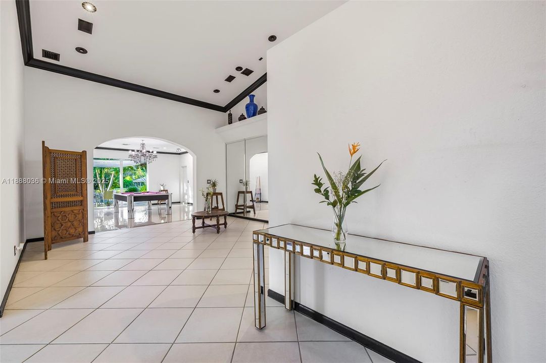 合同活跃: $1,474,000 (4 贝兹, 3 浴室, 3560 平方英尺)