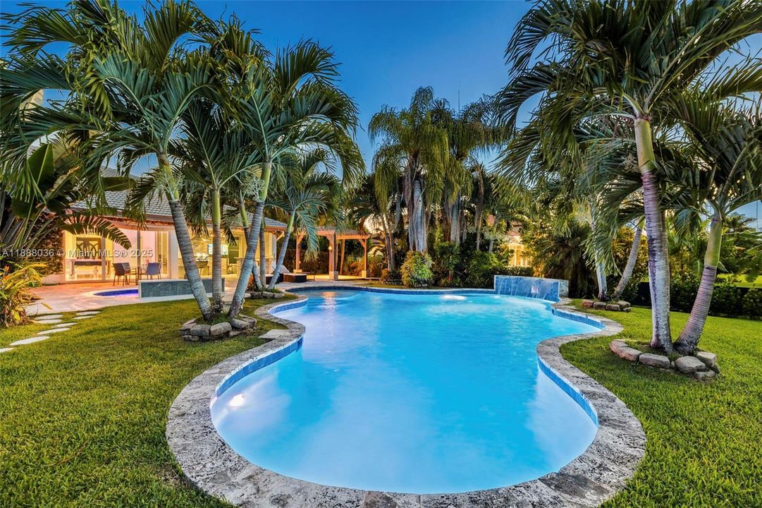 合同活跃: $1,474,000 (4 贝兹, 3 浴室, 3560 平方英尺)