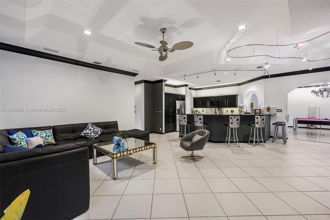 合同活跃: $1,474,000 (4 贝兹, 3 浴室, 3560 平方英尺)