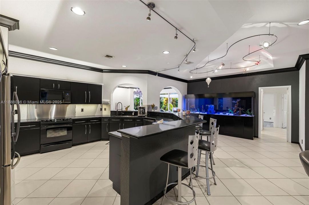 合同活跃: $1,474,000 (4 贝兹, 3 浴室, 3560 平方英尺)