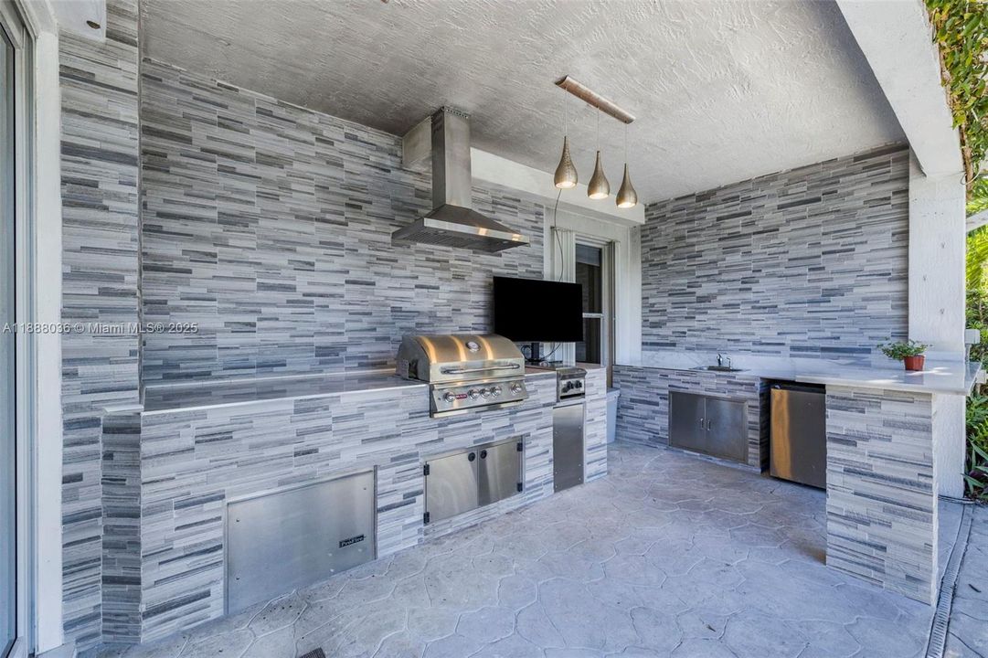 合同活跃: $1,474,000 (4 贝兹, 3 浴室, 3560 平方英尺)