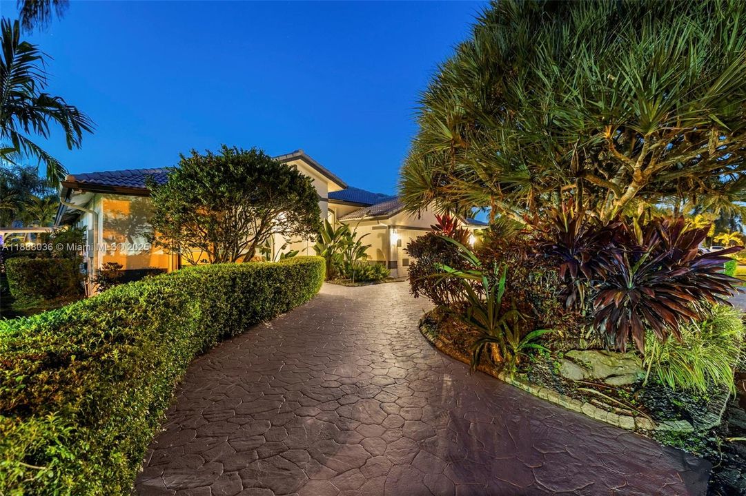 合同活跃: $1,474,000 (4 贝兹, 3 浴室, 3560 平方英尺)