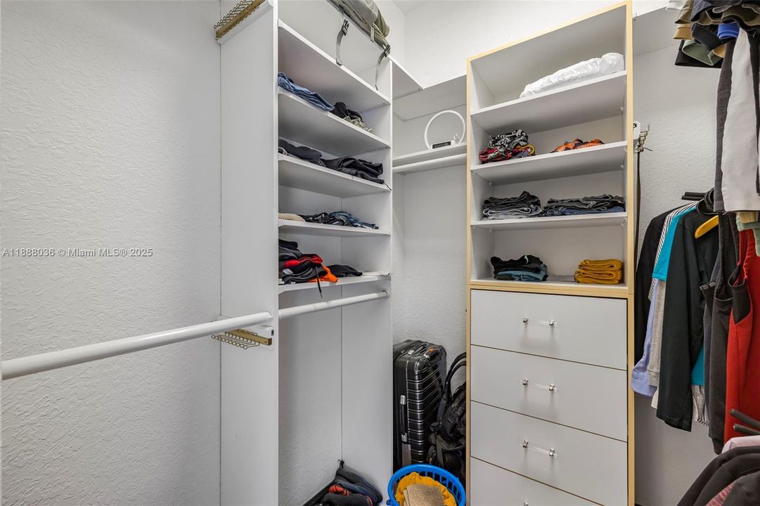 合同活跃: $1,474,000 (4 贝兹, 3 浴室, 3560 平方英尺)