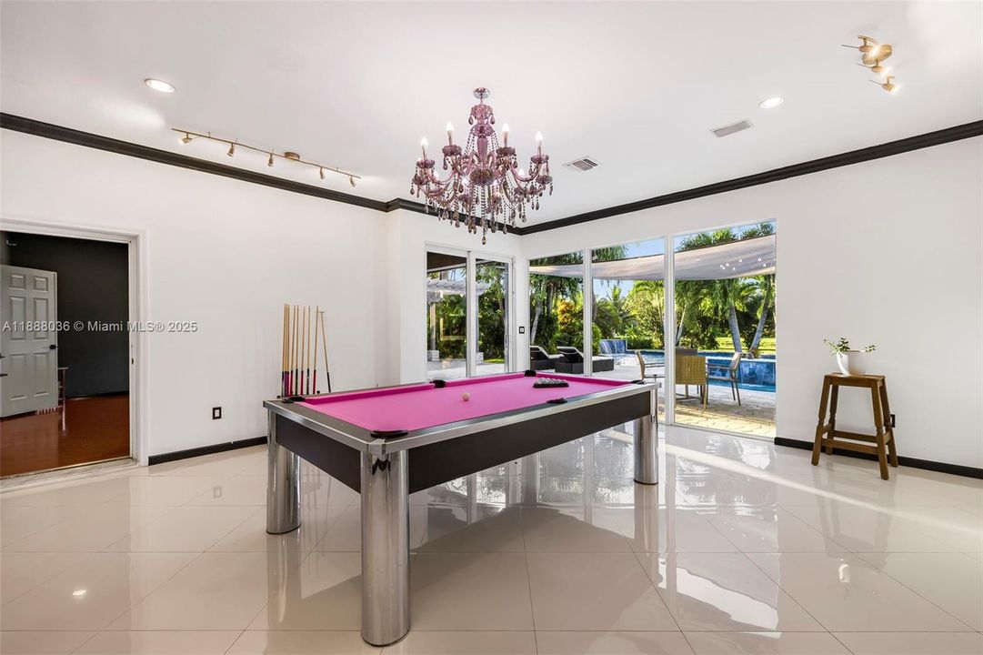 合同活跃: $1,474,000 (4 贝兹, 3 浴室, 3560 平方英尺)